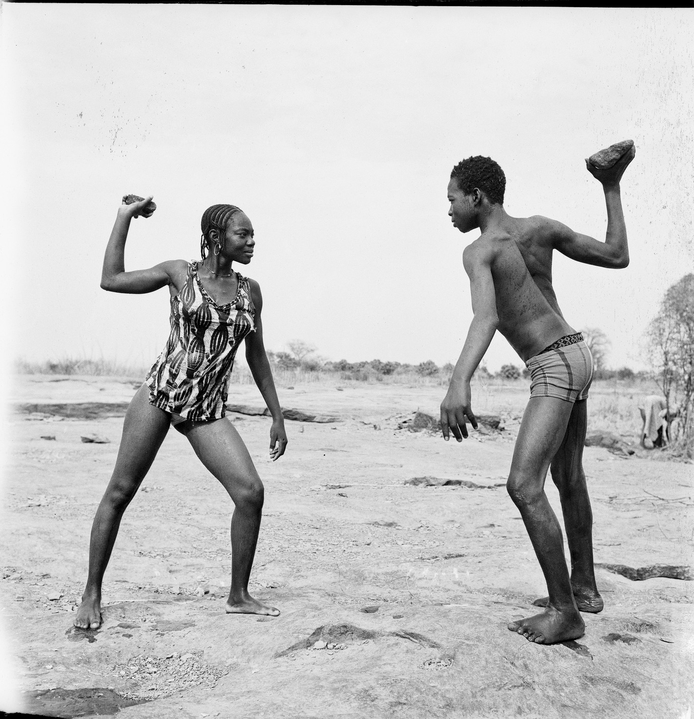 Malick Sidibé, Combat des amis avec pierres, 1976, Tirage argentique baryté, Image : 120 x 120 cm
